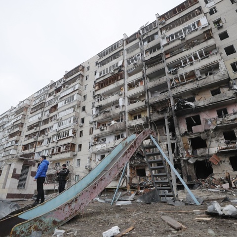 Πόλεμος στην Ουκρανία: Βομβαρδισμένη πολυκατοικία στο Κίεβο