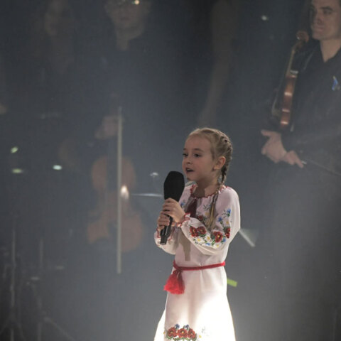 Η 7χρονη Αμέλια τραγουδά τον εθνικό ύμνο της Ουκρανίας σε φιλανθρωπική εκδήλωση στην Πολωνία