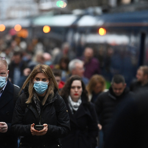 Κορωνοϊός: Ο ΠΟΥ κατά της απότομης άρσης των μέτρων