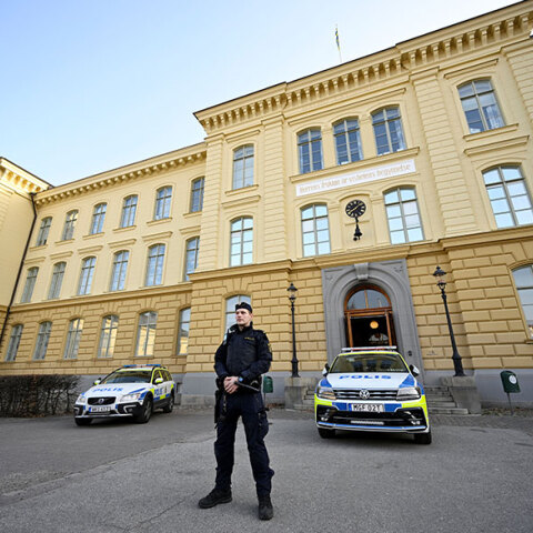 Αστυνομικός έξω από το Λύκειο στο Μάλμε όπου μαθητής σκότωσε δύο γυναίκες με μαχαίρι