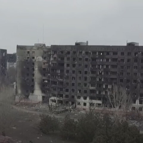 Οι Ρώσοι βομβαρδίζουν ανελέητα τη Μαριούπολη στην Ουκρανία