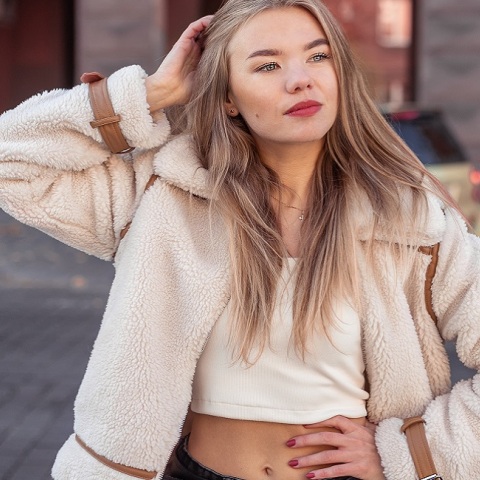 Ένα κορίτσι ποζάρει