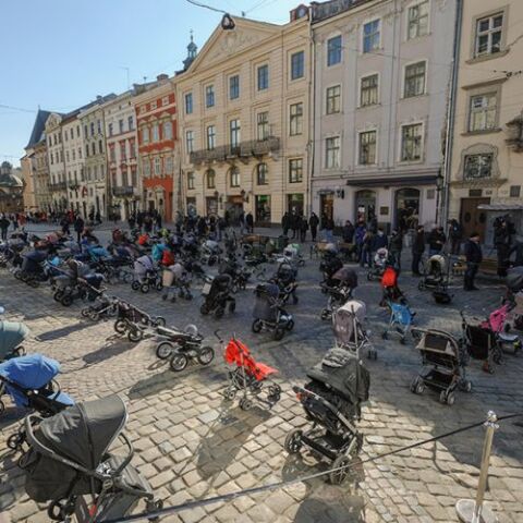 Άδεια παιδικά καρότσια - σύμβολα των παιδιών που σκοτώθηκαν στον πόλεμο