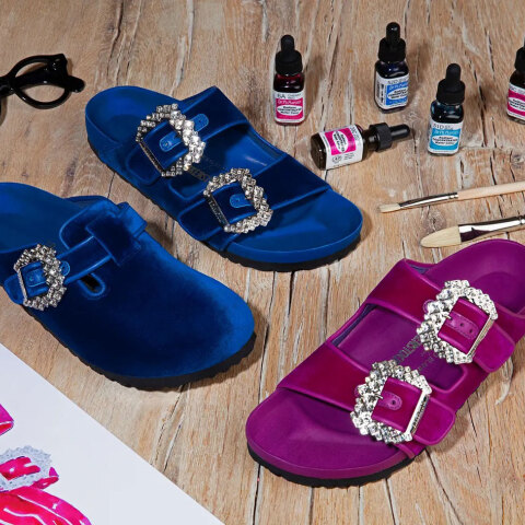 Μπλε και φούξια βελούδινα σανδάλια από τη συλλογή Manolo Blahnik x Birkenstock