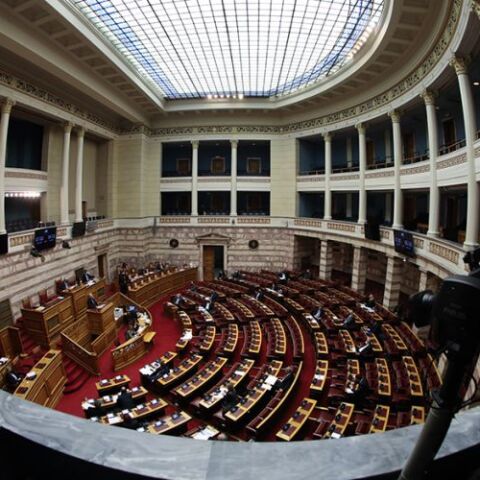 Βουλή: Ψηφίστηκε το πολυνομοσχέδιο για την εθνική σύνταξη των ομογενών, τους δασωμένους αγρούς και την ευθύνη του Τύπου