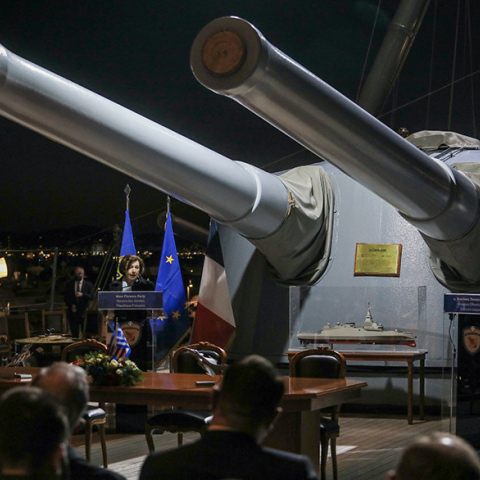 Στο θωρηκτό «Αβέρωφ» οι υπογραφές για τρεις Belharra και έξι επιπλέον Rafale