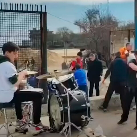 Υπό τους ήχους του «It's my life» των Bon Jovi στήνουν αναχώματα στην Οδησσό