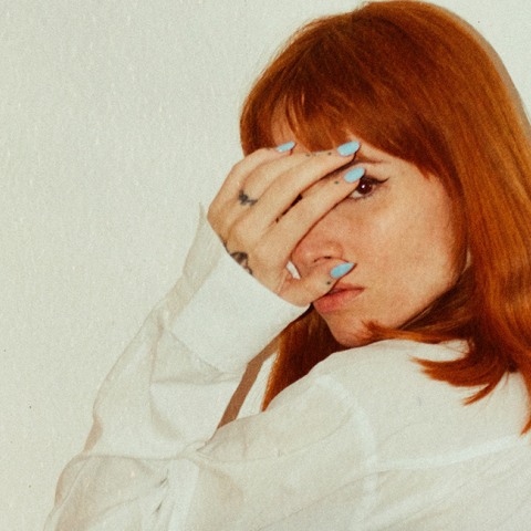 Γυναίκα καλύπτει το πρόσωπό της με το χέρι της