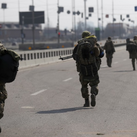 Ουκρανία: Ο ρωσικός στρατός βρίσκεται σε υποχώρηση, στήνει αμυντικές θέσεις, διατείνεται το αμερικανικό Πεντάγωνο