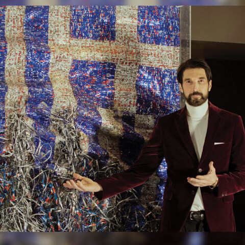 Ο καλλιτέχνης Νίκος Φλώρος με το έργο του εμπνευσμένο από τη σημαία της Ελλάδας