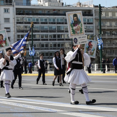Παρέλαση μαθητών μπροστά από το Μνημείο του Άγνωστου Στρατιώτη στην Αθήνα
