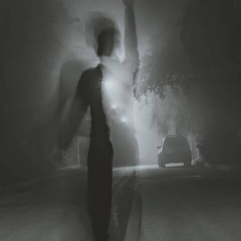 Σκιά άντρα στη μέση του δρόμου