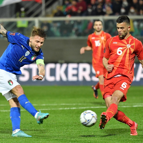 Προκριματικά Μουντιάλ 2022: Παίκτες της Ιταλίας και της Βόρειας Μακεδονίας σε στιγμιότυπο της αναμέτρησης