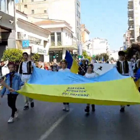 25η Μαρτίου: Ουκρανοί πρόσφυγες παρέλασαν στην Πάτρα