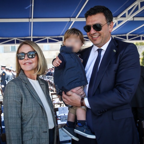 Ο Βασίλης Κικίλιας κρατά στην αγκαλιά του τον γιο του, Παναγιώτη - Αντώνιο - Δίπλα τους χαμογελαστή η Τζένη Μπαλατσινού