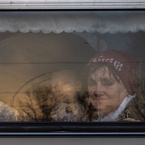 Άμαχοι απομακρύνονται από τη Μαριούπολη που συνεχίζει να βομβαρδίζεται