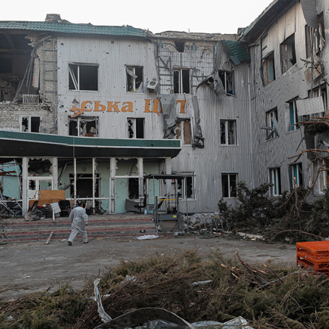 Πόλεμος στην Ουκρανία: Κατεστραμμένο κτίριο από βομβαρδισμούς