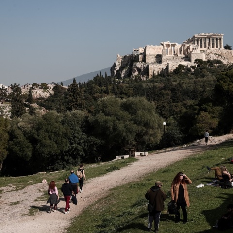 Ηλιοφάνεια- Πολίτες απολαμβάνουν τη βόλτα τους κάτω από τον Ιερό Βράχο της Ακρόπολης