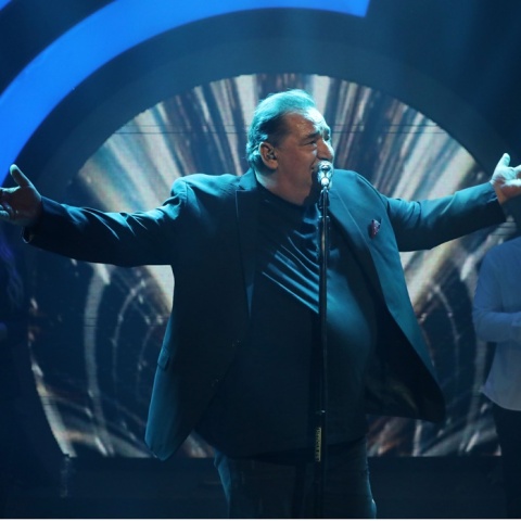 Ο τραγουδιστής, Βασίλης Καρράς, σε εμφάνισή του σε κέντρο διασκέδασης