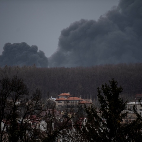Πόλεμος στην Ουκρανία: Καπνοί μετά τις επιθέσεις των ρωσικών δυνάμεων στην πόλη Λβιβ