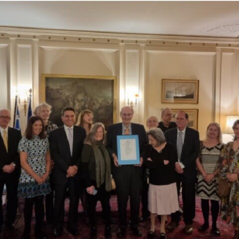 Ο Πίτερ Μάκριτζ κρατά στα χέρια του το ΦΕΚ με το οποίο πολιτογραφήθηκε Έλληνας