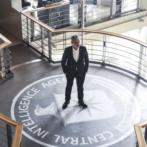 Ο δήμαρχος Θεσσαλονίκης, Κωνσταντίνος Ζέρβας, πατά το σήμα του CIA που έχει τοποθετηθεί στο δημαρχείο για τις ανάγκες των γυρισμάτων της ταινίας «The Bricklayer»