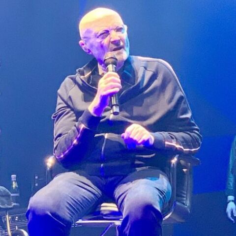 Φιλ Κόλινς: Ρίγη συγκίνησης στην τελευταία του συναυλία – Τραγούδησε καθιστός και αποθεώθηκε