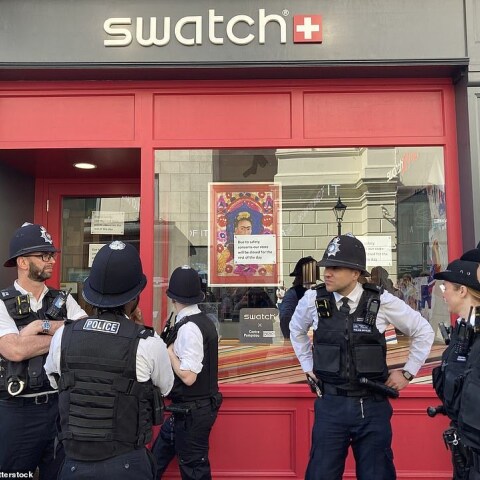 Φρενίτιδα για ένα ρολόι Swatch – «Ουρές» και στην Αθήνα