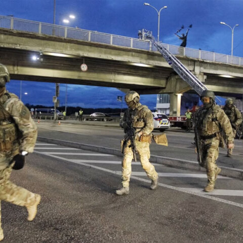 Ουκρανικός στρατός σε περιπολία στο Κίεβο, ενώ μαίνεται ο πόλεμος στο Κίεβο