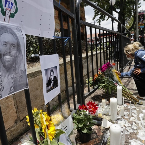 Taylor Hawkins: Θαυμαστές του αφήνουν λίγα λουλούδια και κεριά έξω από το ξενοδοχείο που άφησε την τελευταία του πνοή 