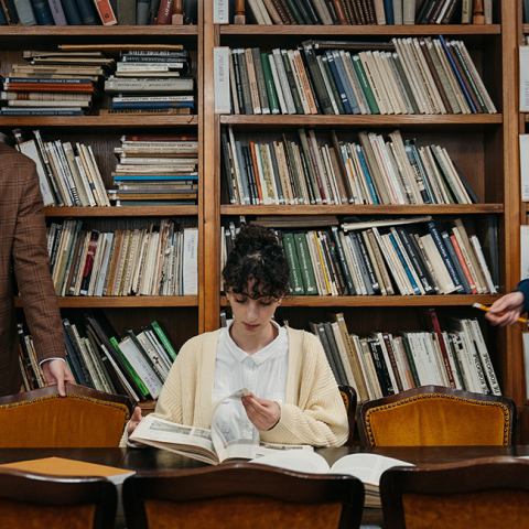 Φοιτητές σε βιβλιοθήκη