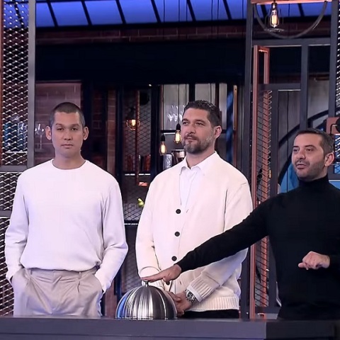 MasterChef 2022: Ο Σωτήρης Κοντιζάς δοκίμασε και έφτυσε το φαγητό