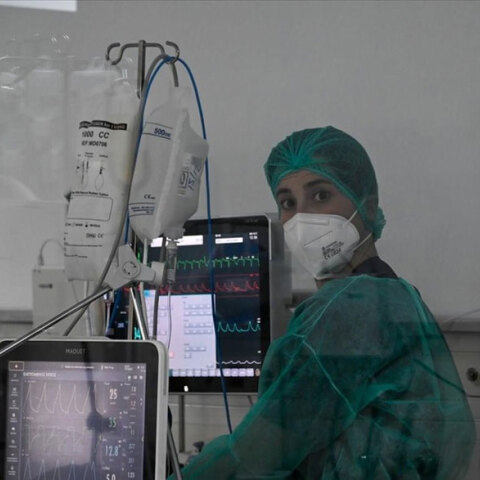 Νοσηλεύτρια με μάσκα για τον κορωνοϊό σε ΜΕΘ νοσοκομείου