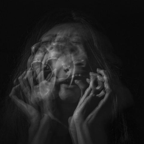 Γυναίκα που πάσχει με διπολική διαταραχή