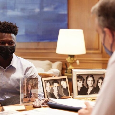 Ο Σαϊντού Καμαρά στο Μέγαρο Μαξίμου κατά τη διάρκεια της συνάντησής του με τον πρωθυπουργό, Κυριάκο Μητσοτάκη