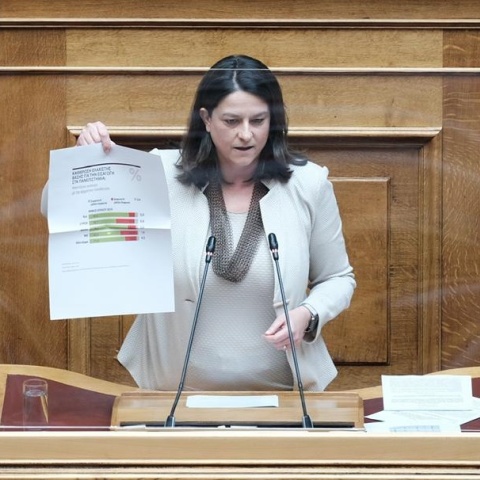 Η υπουργός Παιδείας, Νίκη Κεραμέως, στο βήμα της Βουλής των Ελλήνων