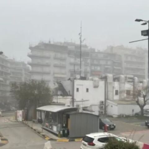 Ομιχλώδες τοπίο στη Θεσσαλονίκη