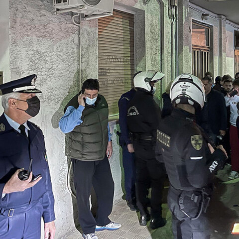 «Πολιορκία» στο σπίτι στην Πάτρα που μένει η Ρούλα Πισπιρίγκου μετά τη σύλληψή της για παιδοκτονία