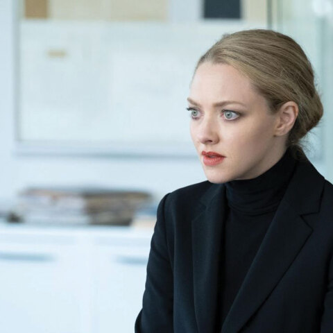 Η ηθοποιός Amanda Seyfried ως Elizabeth Holmes στη σειρά The Dropout