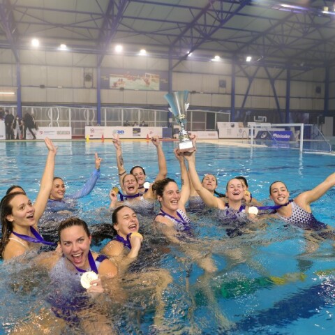 Οι παίκτριες του Εθνικού στην καθιερωμένη βουτιά στην πισίνα με τo LEN Trophy