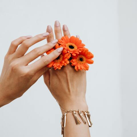 Πέντε tips για να αφαιρέσεις το βερνίκι νυχιών με φυσικό τρόπο και με πράγματα που υπάρχουν στο σπίτι, αν δεν υπάρχει ασετόν.