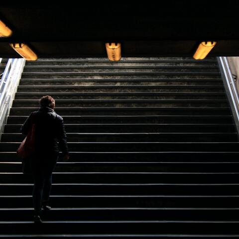 σκαλιά, διάβαση, ανάβαση,σκοτάδι