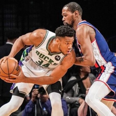 Ο Γιάννης Αντετοκούνμπο κόντρα στον Κέβιν Ντουράντ των Μπρούκλιν Νετς