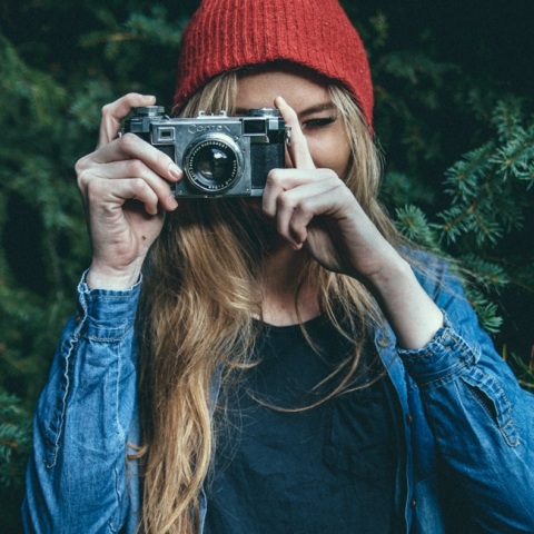 Έννα κορίτσι κρατάει μια κάμερα. 