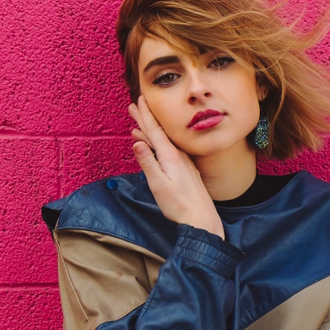 Ένα κορίτσι ποζάρει