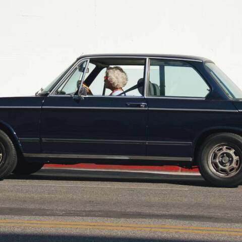 Ηλικιωμένη γυναίκα που οδηγάει