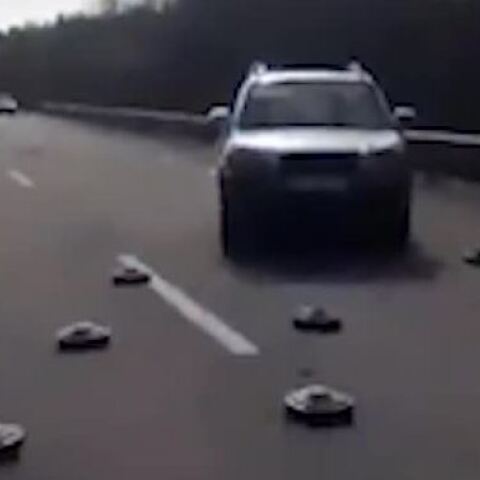 Ουκρανία: Viral έχει γίνει ένα αμφίβολης γνησιότητας βίντεο, το οποίο δείχνει αμάξια να περνούν πάνω από νάρκες.