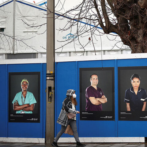 Κορωνοϊός: Η Βρετανία αίρει τον υποχρεωτικό εμβολιασμό για τους υγειονομικούς