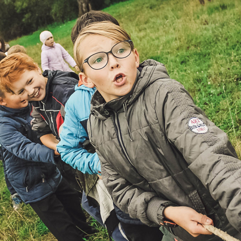 Παιδιά παίζουν στη φύση