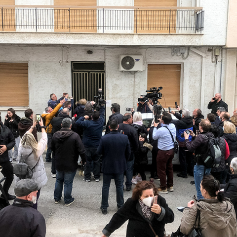 Κόσμος συγκεντρωμένος έξω από το σπίτι που διέμενε η Ρούλα Πισπιρίγκου στην Πάτρα